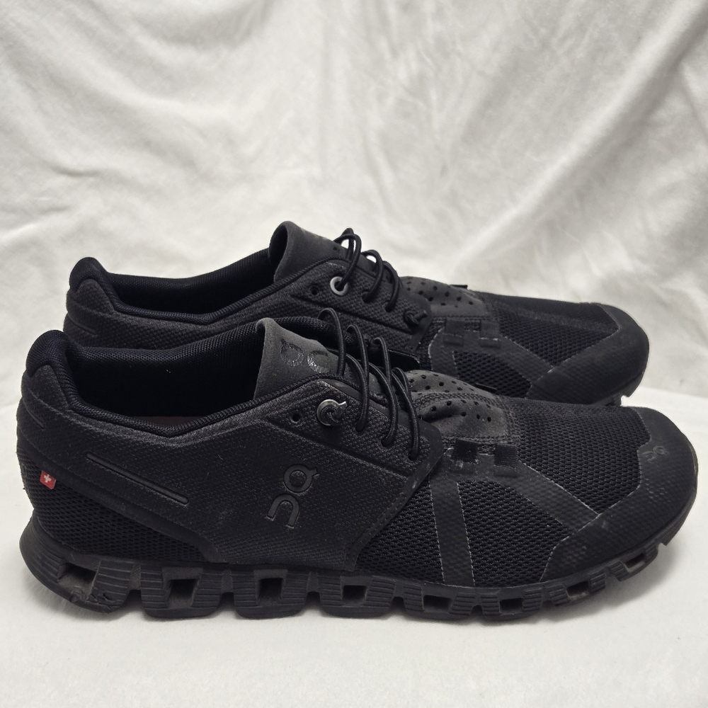 On Cloud 5 running shoe in the all-black color variant 7.5 - Picture 3 of 9